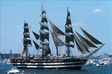 800px-Amerigo_vespucci_1976_nyc_aufgetakelt.jpg