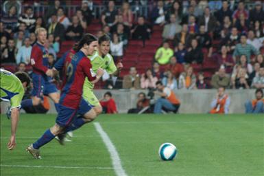 800px-Lionel_Messi_goal_19abr2007.jpg