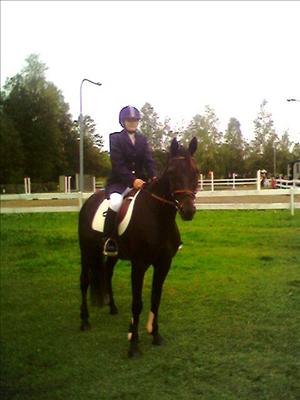 Emelie och Lina redo för tävling.jpg