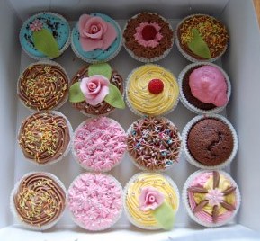 Mina första cupcakes, fick göra dessa på en liten snabb kurs jag gick på hos medborgarskolan. Hann tyvärr inte färdigt med alla.