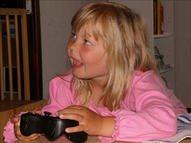 Jenni min mellersta tjej spelar på PS3an.