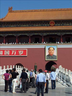 Privat bild. Klassisk bild tagen utanför Förbjudna Staden med Mao Zedong på stort porträtt vid entrén.
