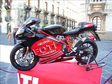 800px-Ducati_999_Foti_Group.jpg