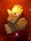 280px-Football-gloves_Oliver_Kahn.jpg