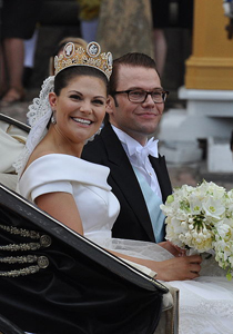 Kronprinsessan Viktoria och prins Daniel i kortege efter giftemålet
