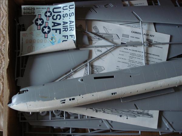 Monogram 8929_B-52 Stratofortress_04.jpg