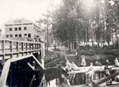 Kvinnor som tvättar i kanalen, 1912. Foto: Sandvikens Kommun Centrala arkiv