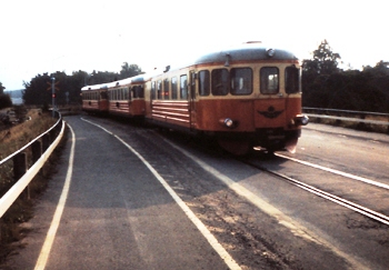 Rälsbuss utmed bilvägen