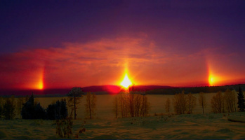 Halofenomen i Akkajaur utmed Pitälven i Arvidsjaurs kommun alldeles vid solnedgången. 