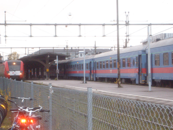 Delar av spårområdet på Uppsala C. Till vänster ett Upptåg på spår 0, till höger ett SJ-tåg på spår 1